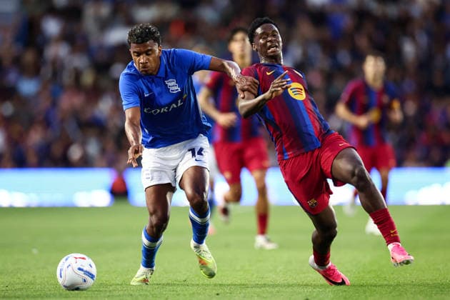 Birmingham City gegen Barcelona, 31. Juli 2026, Birmingham, Testspiel in der Saisonvorbereitung: Birmingham City gegen Barcelona – Ibrahim Diarra von Barcelona und Jhon Solis von Birmingham City. Foto: Jacques Feeney, Offside, Birmingham, Großbritannien  Copyright: xJacquesxFeeneyx xOffsidexOffside