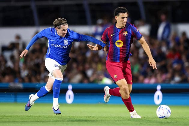 Birmingham City gegen Barcelona, 31. Juli 2026, Birmingham, Vorbereitungsspiel: Birmingham City gegen Barcelona – Scott Wright von Birmingham City und Álvaro Cortés. Foto: Jacques Feeney, Offside, Birmingham, Großbritannien  Copyright: xJacquesxFeeneyx xOffsidexOffside