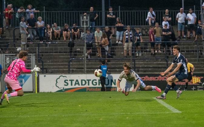Soccer, Men s, 2026–2027 Season, Regionalliga Northeast, Matchday 2, SV Babelsberg 03 vs. FC Carl Zeiss Jena; Elias Löder of FC Carl Zeiss Jena scores the goal to make it 0–1 against SV Babelsberg 03 goalkeeper Maximus Babke, July 31, 2026, Copyright: xMatthiasxKochx