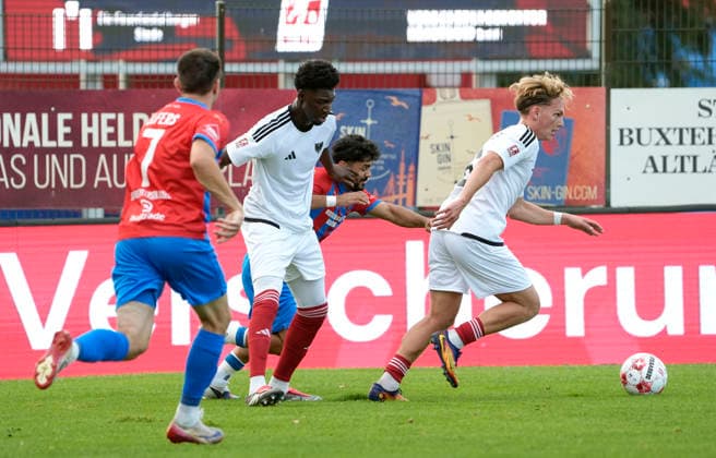 Photo: Allah Aid HAMID of Drochtersen is too late against Karim Hüneburg of Phönix (center) and Michel Dammeier (right), Phönix Soccer, Regionalliga Nord, Matchday 1 on Fri, July 31, 2026: SV Drochtersen vs. Phönix Lübeck