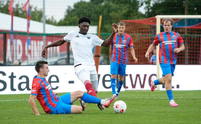 Photo by Karim Hüneburg: Phönix vs. Jannes Elfers (left), Drochtersen; in the back right, Dennis ROSIN and Tom SANNE, both from Drochtersen. Regional League North, Matchday 1 on Friday, July 31, 2026: SV Drochtersen vs. Phönix Lübeck
