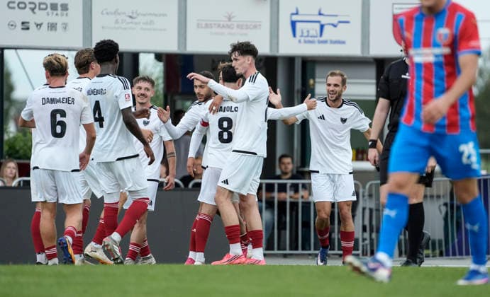 Photo: Phoenix players celebrating after Julian Gino Markvoort scored the 0–1 goal; in the center, Kilian SKOLIK, Moritz KRETZER (No. 14), and Karim Hüneburg (No. 4) are celebrating. Regional League North, Matchday 1 on Fri, July 31, 2026: SV Drochtersen vs. Phoenix Lübeck, 2–1