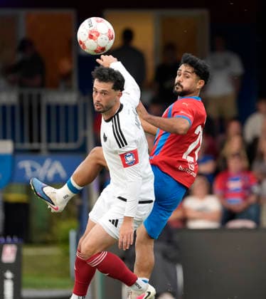 Photo by Fabio Oliveira MAIOLO: Phönix in white, on the left, vs. Allah Aid HAMID. Drochtersen Soccer, Regionalliga Nord, Matchday 1 on Fri, July 31, 2026: SV Drochtersen 2, Phönix Lübeck 1