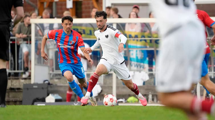 Photo by Fabio Oliveira MAIOLO: Phönix vs. Kevin INGRESO (left), Drochtersen Soccer, Regionalliga Nord, Matchday 1 on Fri, July 31, 2026: SV Drochtersen Phönix 2–1 Lübeck