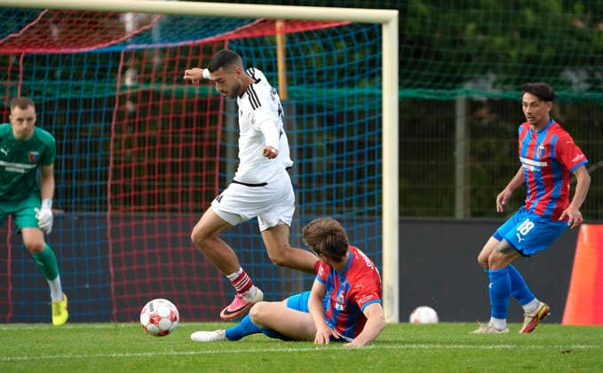Photo by Matti Steinmann: Drochtersen makes a sliding tackle against Miguel Fernandes of Phönix; right: Regionalliga Nord soccer, Matchday 1 on Fri, July 31, 2026—SV Drochtersen 2, Phönix Lübeck 1