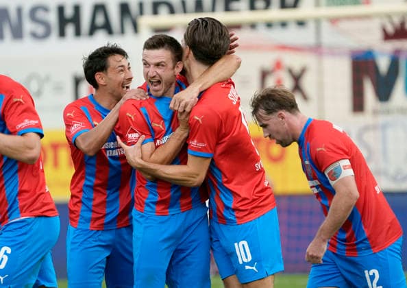 Photo: Drochtersen players celebrate after Christopher SCHEPP’s 1-1 equalizer; here, Jannes Elfers and, on the left, Kevin INGRESO congratulate him. Regional League North, Matchday 1 on Fri, July 31, 2026: SV Drochtersen vs. Phönix Lübeck, 2–1