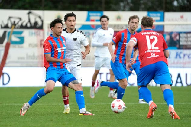 Photo: Kevin INGRESO (left), Drochtersen vs. Julius Jamal KLITI (Phoenix); Matti Steinmann (back right); Nico von der REITH (right). Regional League North, Matchday 1, Fri, July 31, 2026: SV Drochtersen 2, Phoenix Lübeck 1
