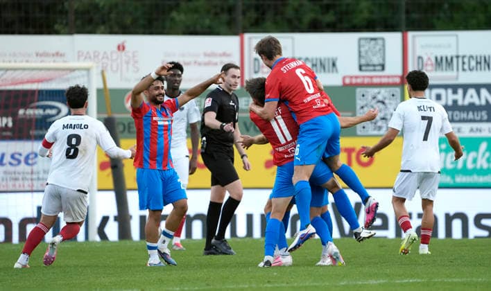 Photo: Celebrations in Drochtersen after Christopher SCHEPP’s crazy arcing shot; here, Jannes WULFF (11) and Matti Steinmann (6) offer their congratulations, with Allah Aid HAMID on the left. Regional League North, Matchday 1 on Fri, July 31, 2026: SV Drochtersen 2, Phönix Lübeck 1