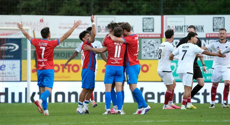 Photo: Celebrations in Drochtersen after Christopher SCHEPP’s crazy arcing shot; here, Jannes WULFF (11) and Matti Steinmann (6) offer their congratulations, with Allah Aid HAMID on the left. Regional League North, Matchday 1 on Fri, July 31, 2026: SV Drochtersen 2, Phönix Lübeck 1
