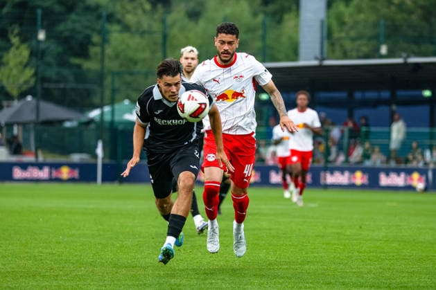 Felix Vogler, SC Verl, 27: Tackle, duel, battle; Romulo, RB Leipzig, 40: On the ball; RB Leipzig vs. SC Verl, soccer, friendly match, 2026–27 season, August 1, 2026, RB Leipzig vs. SC Verl, soccer, friendly match, 2026–27 season, August 1, 2026, Leipzig Copyright: xEibner-Pressefoto LauraxRoemerx EP_LRR