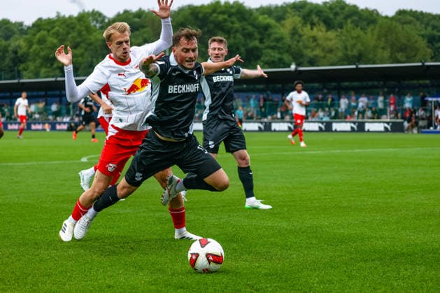 Arthur Vermeeren, RB Leipzig, 48, tackle, duel, battle; Yari Otto, SC Verl, 17, RB Leipzig vs. SC Verl, soccer, friendly, 2026–27 season, August 1, 2026, RB Leipzig vs. SC Verl, soccer, friendly match, 2026–27 season, August 1, 2026, Leipzig Copyright: xEibner-Pressefoto LauraxRoemerx EP_LRR