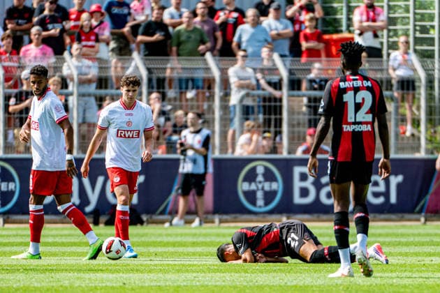 Friendly Match: Bayer 04 Leverkusen vs. Rot Weiss Essen, August 1, 2026, Ulrich Haberland Stadium, Leverkusen: Lucas Vázquez (Bayer 04 Leverkusen, No. 21) is lying on the ground after a foul; Edmond Tapsoba (Bayer 04 Leverkusen, No. 12). Friendly match between Bayer 04 Leverkusen and Rot-Weiss Essen, August 1, 2026, Ulrich Haberland Stadium, Leverkusen Copyright: xBEAUTIFULxSPORTS Erlhofx