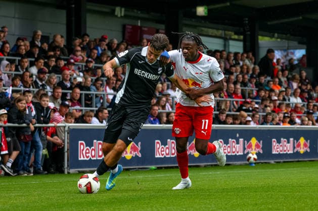 Felix Vogler (SC Verl), 27, tackle, duel, battle with Johan Bakayoko (RB Leipzig), 11, RB Leipzig vs. SC Verl, soccer, friendly match, 2026–27 season, August 1, 2026, RB Leipzig vs. SC Verl, soccer, friendly match, 2026–27 season, August 1, 2026, Leipzig Copyright: xEibner-Pressefoto LauraxRoemerx EP_LRR