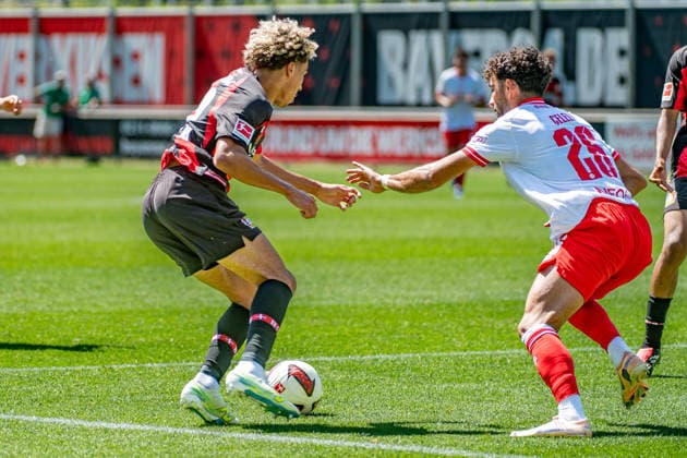 Friendly Match: Bayer 04 Leverkusen vs. Rot Weiss Essen, August 1, 2026, Ulrich Haberland Stadium, Leverkusen; Montrell Culbreath (Bayer 04 Leverkusen) 42, Ekin Çelebi (Rot Weiss Essen) 26, in a one-on-one situation; Friendly Match: Bayer 04 Leverkusen vs. Rot Weiss Essen, August 1, 2026, Ulrich Haberland Stadium, Leverkusen Copyright: xBEAUTIFULxSPORTS Erlhofx