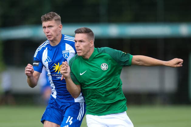 August 1, 2026, Soccer, Men s, Regionalliga Nord, Matchday 1, HSC Hannover vs. BSV Kickers Emden: Luc Ihorst (blue, 14) of BSV Kickers Emden battles for the ball with Fabian Weigel (4) of HSC Hannover