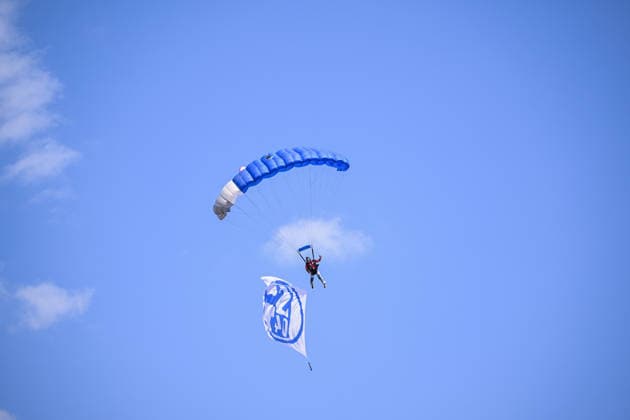 August 1, 2026, Soccer, 2026–2027 Season, Friendly Match, KSV Hessen Kassel vs. FC Schalke 04, Skydiver lands on the field with a Schalke flag xRHR PHOTO YYx Copyright: KROEGER RHR-FOTOx RHR-FOTO YY