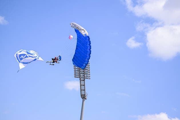August 1, 2026, Soccer, 2026–2027 Season, Friendly Match, KSV Hessen Kassel vs. FC Schalke 04, Skydiver lands on the field with a Schalke flag xRHR PHOTO YYx Copyright: KROEGER RHR-FOTOx RHR-FOTO YY