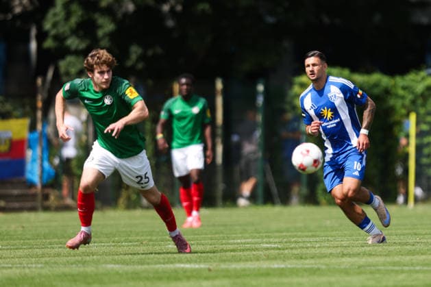 August 1, 2026, Soccer, Men s, Regionalliga Nord, Matchday 1, HSC Hannover vs. BSV Kickers Emden; Semin Kojic (blue, 10) of BSV Kickers Emden in a tackle with Lukas Dominke (25) of HSC Hannover