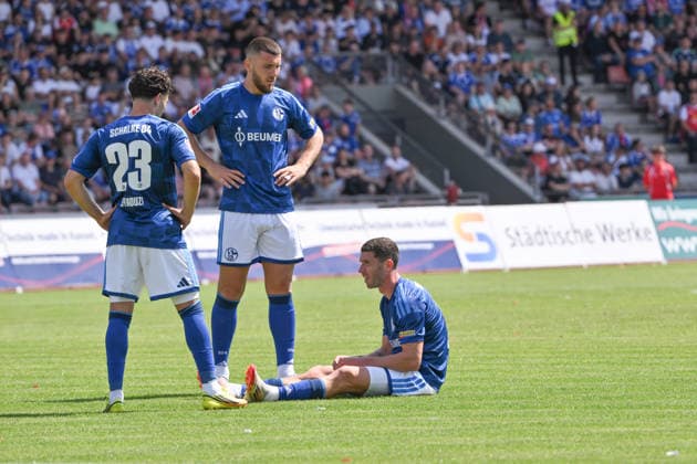 Injury: Robin Gosens, FC Schalke 04, right; Hasan Kurucay, FC Schalke 04, left; Soufiane El Faouzi, Schalke 04, January 8, 2026, Soccer, 2026–2027 season, Friendly match, KSV Hessen Kassel vs. FC Schalke 04, Auestadion, Kassel, Germany Team2