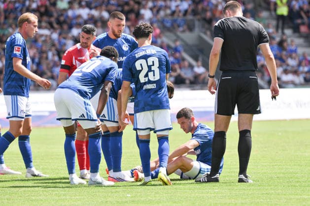 Robin Gosens Injury, FC Schalke 04, August 1, 2026, Soccer, 2026–2027 Season, Friendly Match, KSV Hessen Kassel vs. FC Schalke 04, Auestadion, Kassel, Germany Team2