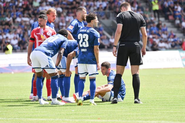 Robin Gosens Injury, FC Schalke 04, August 1, 2026, Soccer, 2026–2027 Season, Friendly Match, KSV Hessen Kassel vs. FC Schalke 04, Auestadion, Kassel, Germany Team2
