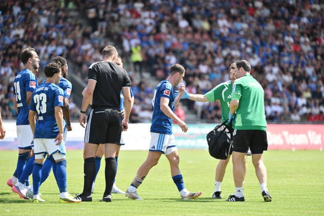 Robin Gosens, FC Schalke 04, midfielder, sidelined due to injury, August 1, 2026, Soccer, 2026–2027 season, Friendly match, KSV Hessen Kassel vs. FC Schalke 04, Auestadion, Kassel, Germany Team2
