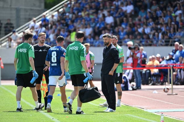 Robin Gosens (FC Schalke 04), left, is sidelined due to injury; on the right, coach Miron Muslic (FC Schalke 04), August 1, 2026, Soccer, 2026–2027 season, friendly match, KSV Hessen Kassel vs. FC Schalke 04, Auestadion, Kassel, Germany Team2