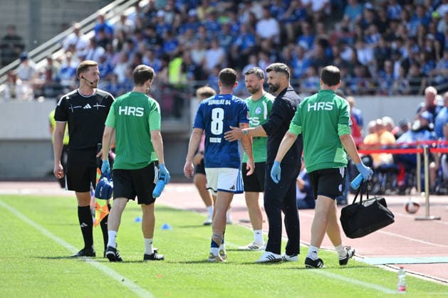 Robin Gosens (FC Schalke 04), left, is sidelined due to injury; on the right, coach Miron Muslic (FC Schalke 04), August 1, 2026, Soccer, 2026–2027 season, friendly match, KSV Hessen Kassel vs. FC Schalke 04, Auestadion, Kassel, Germany Team2