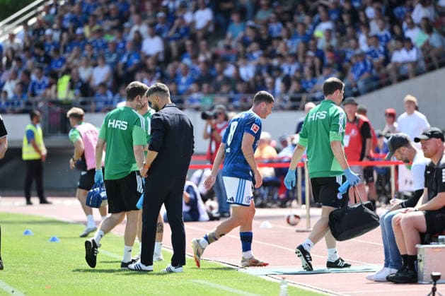 Robin Gosens of FC Schalke 04, left, is sidelined due to injury; Coach Miron Muslic, FC Schalke 04, January 8, 2026, Soccer, 2026–2027 season, friendly match, KSV Hessen Kassel vs. FC Schalke 04, Auestadion, Kassel, Germany Team2
