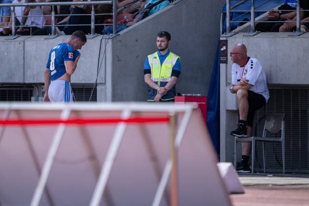 August 1, 2026, Soccer, 2026–2027 Season, Friendly Match, KSV Hessen Kassel vs. FC Schalke 04, Robin Gosens of FC Schalke 04 is substituted due to injury, xRHR PHOTO YYx Copyright: KROEGER RHR-FOTOx RHR-FOTO YY