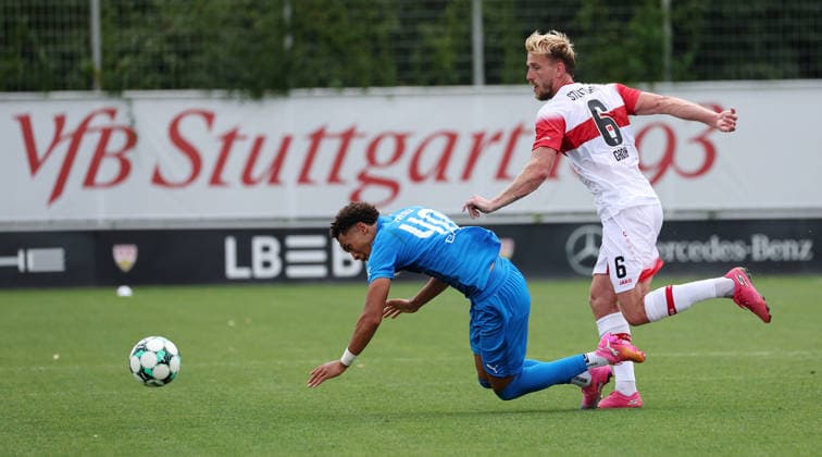 August 1, 2026, Germany, Stuttgart, Soccer: VfB Stuttgart II vs. FC Astoria Walldorf; from left: Kenny Freßle (Walldorf), Alexander Groiß (VfB)
