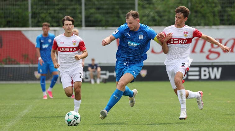 August 1, 2026, Germany, Stuttgart, Soccer: VfB Stuttgart II vs. FC Astoria Walldorf; from left: Neno Zezelj (VfB), Roman Hauk (Walldorf), Lauri Penna (VfB)