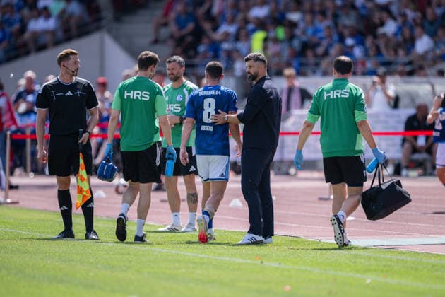 August 1, 2026, Soccer, 2026–2027 Season, Friendly Match, KSV Hessen Kassel vs. FC Schalke 04, Robin Gosens of FC Schalke 04 is substituted due to injury, xRHR PHOTO YYx Copyright: KROEGER RHR-FOTOx RHR-FOTO YY