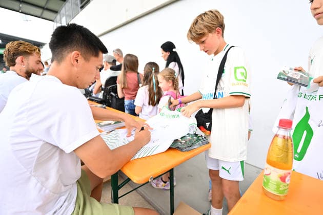 August 1, 2026 SpVgg Greuther Fürth Fürth Team Presentation 2026–2027 Season Opener xwoxzix Shinta Appelkamp Autograph Session 8, SpVgg Greuther Fürth