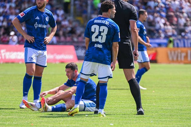 August 1, 2026, Soccer, 2026–2027 Season, Friendly Match, KSV Hessen Kassel vs. FC Schalke 04, Robin Gosens of FC Schalke 04 is substituted due to injury, xRHR PHOTO YYx Copyright: KROEGER RHR-FOTOx RHR-FOTO YY