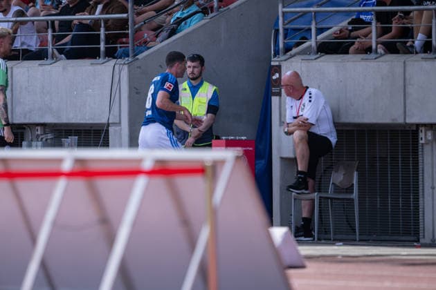 August 1, 2026, Soccer, 2026–2027 Season, Friendly Match, KSV Hessen Kassel vs. FC Schalke 04, Robin Gosens of FC Schalke 04 is substituted due to injury, xRHR PHOTO YYx Copyright: KROEGER RHR-FOTOx RHR-FOTO YY
