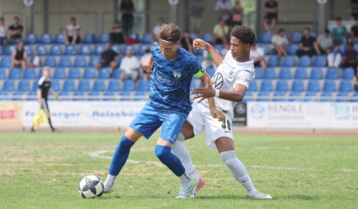 Freiberg, U19 Soccer, DFB Junior Cup: SGV Heilbronn Freiberg vs. VfL Wolfsburg; from left: Ferdinand von Linck (SGV), Keeron Danioko (Wolfsburg)