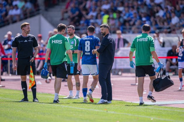August 1, 2026, Soccer, 2026–2027 season, Friendly match, KSV Hessen Kassel vs. FC Schalke 04, Robin Gosens of FC Schalke 04 is substituted due to injury, Coach Miron Muslic, FC Schalke 04 xRHR PHOTO YYx Copyright: KROEGER RHR-FOTOx RHR-FOTO YY