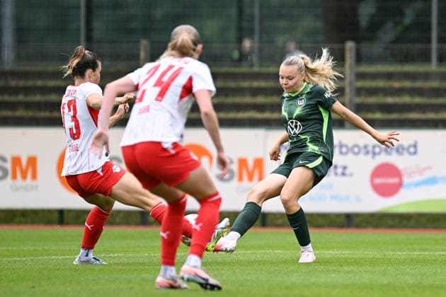 Soccer I Women’s I 2026–2027 Season I Friendly Match I RB Leipzig vs. VfL Wolfsburg I August 1, 2026: Sandra Starke (13) battles for the ball; Rasenballsport Leipzig challenges Anny Kerim Lindland (38), VfL Wolfsburg Markranstädt Grass Field, Stadion am Bad Großfeld, Am Stadtbad 30, Saxony, Germany Copyright: xLobeca InesxHähnelx