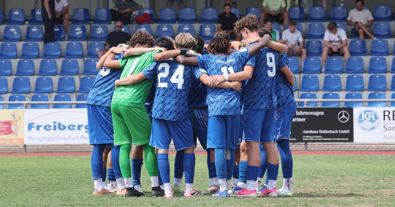 Freiberg, U19 Soccer, DFB Junior Cup: SGV Heilbronn Freiberg vs. VfL Wolfsburg; the Freiberg team forms a circle before the game