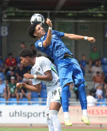 Freiberg, U19 Soccer, DFB Junior Cup: SGV Heilbronn Freiberg vs. VfL Wolfsburg; from top: Gianluva Maazola (SGV), Keeron Danioko (Wolfsburg)