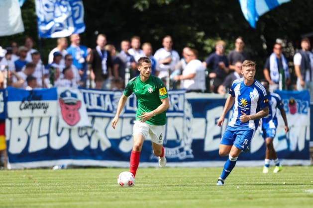 August 1, 2026, Soccer, Men s, Regionalliga Nord, Matchday 1, HSC Hannover vs. BSV Kickers Emden: Luc Ihorst (blue, No. 14) of BSV Kickers Emden battles for the ball with Leander Baar (No. 6) of HSC Hannover