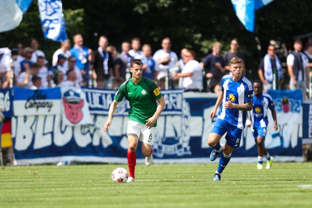 August 1, 2026, Soccer, Men s, Regionalliga Nord, Matchday 1, HSC Hannover vs. BSV Kickers Emden: Luc Ihorst (blue, No. 14) of BSV Kickers Emden battles for the ball with Leander Baar (No. 6) of HSC Hannover
