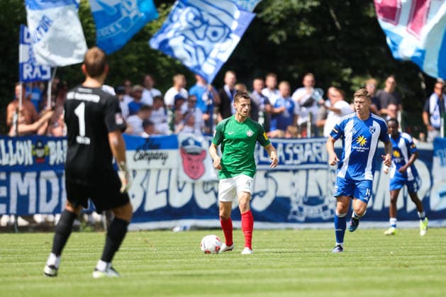 August 1, 2026, Soccer, Men s, Regionalliga Nord, Matchday 1, HSC Hannover vs. BSV Kickers Emden: Luc Ihorst (blue, No. 14) of BSV Kickers Emden battles for the ball with Leander Baar (No. 6) of HSC Hannover