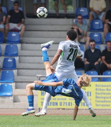 Freiberg, U19 Soccer, DFB Junior Cup: SGV Heilbronn Freiberg vs. VfL Wolfsburg, from the front: Joel Sommer (SGV), Isaiah Seretis (Wolfs)