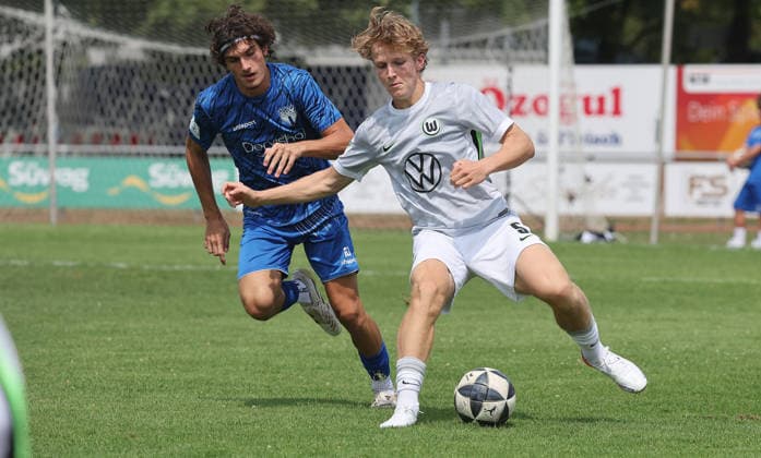 Freiberg, U19 Soccer, DFB Junior Cup: SGV Heilbronn Freiberg vs. VfL Wolfsburg; from left: Ilias Belca (SGV), Tim Neininger (Wolfs)