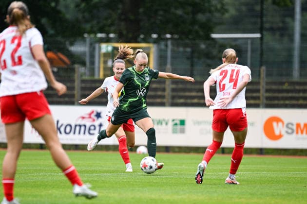 Soccer I Women s I 2026–2027 Season I Friendly Match I RB Leipzig vs. VfL Wolfsburg I August 1, 2026 Ella Peddemor s 5, VfL Wolfsburg takes a shot on goal at the Markranstädt grass field, Stadion am Bad Großfeld, Am Stadtbad 30, Saxony, Germany Copyright: xLobeca InesxHähnelx