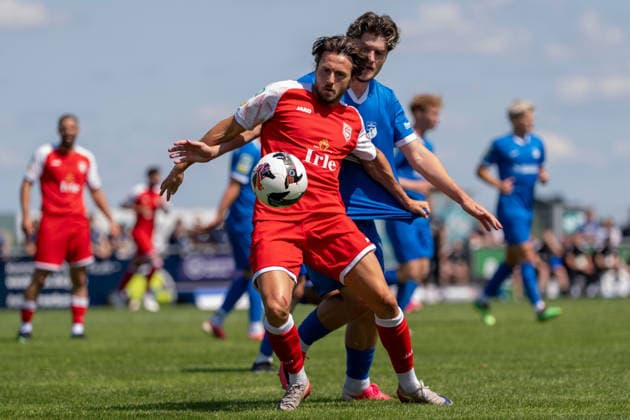 Soccer Regional League, West Division 1, Matchday: SV Westfalia Rhynern vs. Sportfreunde Siegen on August 1, 2026, at the Kümpel Hellmeister Arena in the Westfalia Sportpark in Hamm Rhynern. Lucas Cueto (Siegen) in the front; Lars Warschewski (Rhynern) in the back xMAx