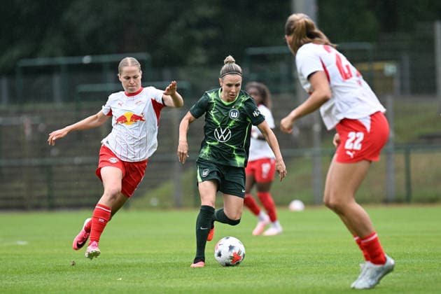 Soccer I Women s I 2026–2027 Season I Friendly Match I RB Leipzig vs. VfL Wolfsburg I August 1, 2026 Emilia Asgeirsdottir 8, Rasenballsport Leipzig attacks Svenja Huth 10, VfL Wolfsburg, who is dribbling the ball; Markranstädt Grass Field, Stadion am Bad Großfeld, Am Stadtbad 30, Saxony, Germany Copyright: xLobeca InesxHähnelx