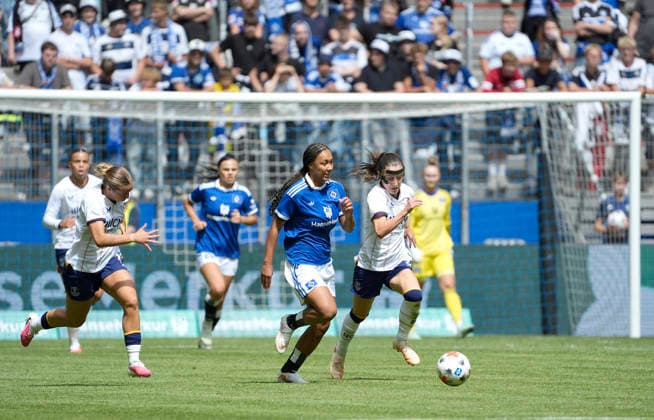 Photo: Melina KRÜGER on the ball during the HSV vs. Clare Wheeler Everton match; HSV season opener on Sat, Aug. 1, 2026; Women s soccer friendly between Hamburger SV and Everton FC